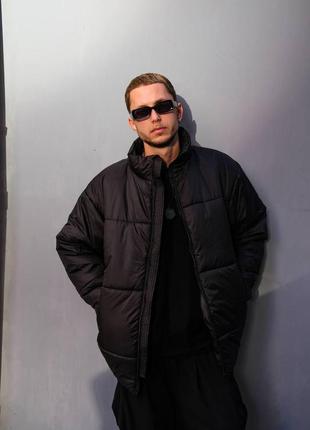 Мужская стильная демисезонная куртка на синтепоне без капюшона чёрная1 фото