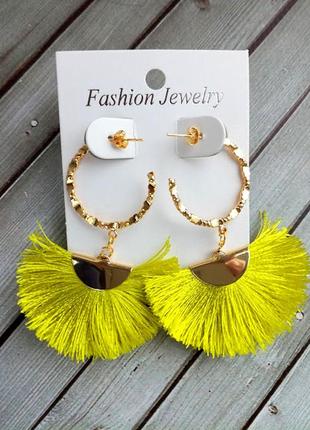 Серьги на золотом обруче с маленькой шелковой кисточкой