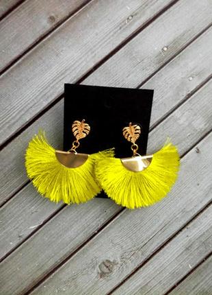 Сережки - пензлики із золотою застібкою у формі листочка2 фото