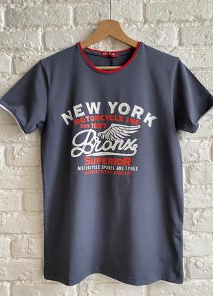 Яркая мужская летняя футболка с принтом