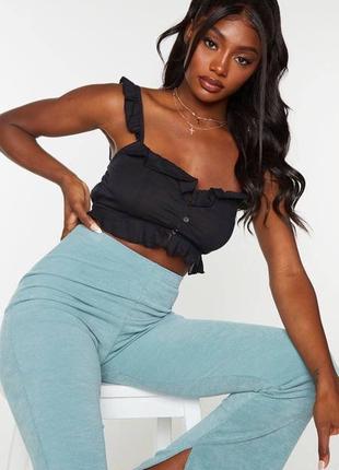 Чорний кроп-топ prettylittlething