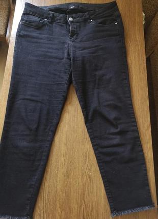 Классные черные джинсы с рваным краем