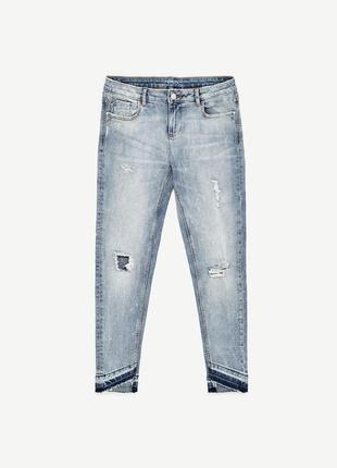 Стильные джинсы скиннис рваностями и необработанным низом фирмы zara