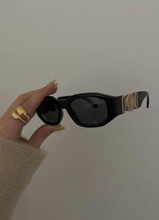 Чорні трендові вузькі квадратні прямокутні сонцезахисні сонячні окуляри версаче versace з логотипом очки2 фото