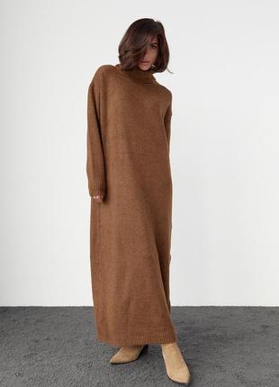 Вязаное платье oversize с высокой горловиной - коричневый цвет, l7 фото