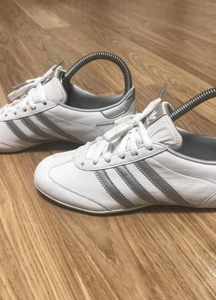 Жіночі кросівки adidas originals ulama