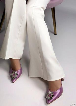 Гарнюні святкові туфлі з камінчиком та гострим носиком на піборах