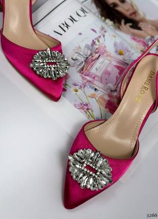 Изысканные праздничные туфли на невысоких каблуках с острым носиком с камушком3 фото