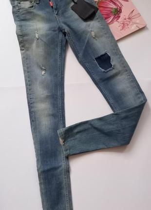 Жіночі світлі завужені джинси з латками