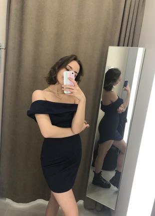 Трендовое стильное платье с открытыми плечами