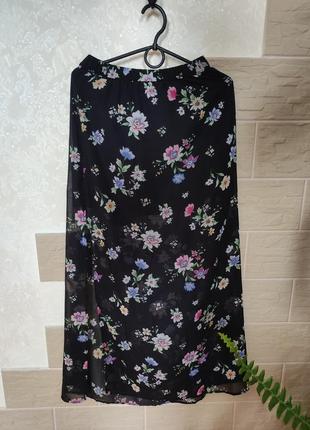 Длинная юбка в цветочный принт с вырезом