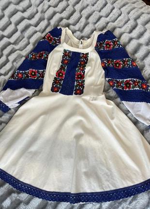 Вышитое платье