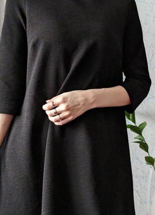 Черное теплое платье из структурированной ткани бренда atmosphere1 фото