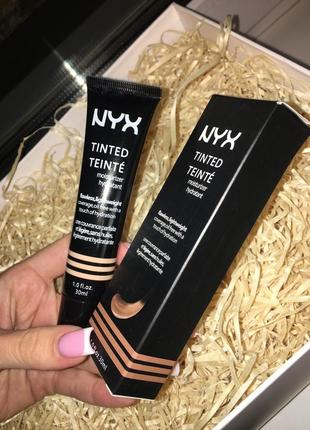 Nyx тональний крем флюід для обличчя