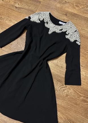 Черное платье с жемчужинами1 фото