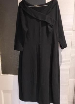 Трикотажное черное платье с красивым декольте