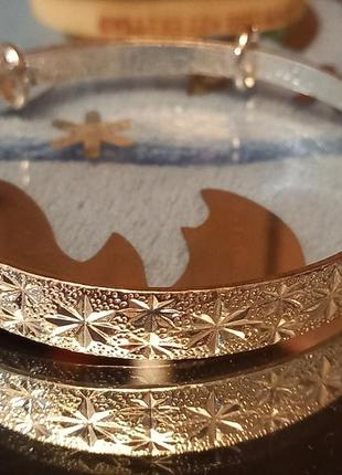 Сріблястий, лаконічний, елегантний браслет. європа.