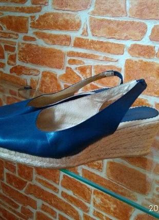 Босоніжки шкіряні blue velvet    на танкетці   39 розмір