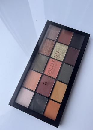 Палитра теней makeup revolution