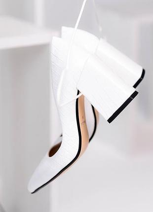 Туфлі човники з натуральної шкіри білої на підборі 8 см