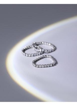 Изящное серебряное кольцо с фианитами