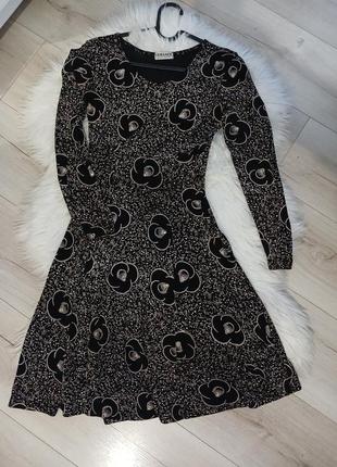Вечернее мини платье versace рукав 3/4 в цветочный принт серо черное платье праздничное2 фото