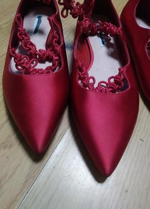 Красные атласные туфли лодочки с острым носом балетки на застежке4 фото