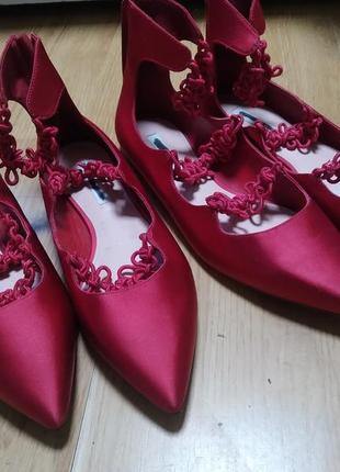 Красные атласные туфли лодочки с острым носом балетки на застежке3 фото
