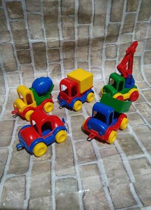 Набор пластмассовых машинок.