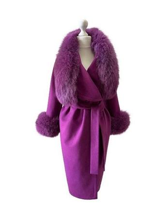 Сиреневое элегантное пальто без подкладки с запахом и отделкой из натурального меха 46 ro-27015