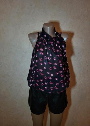 Ефектна блузка з губами