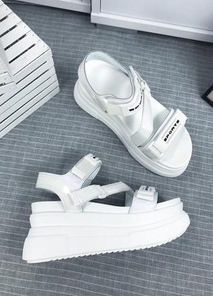 Новая коллекция стильные легкие босоножки на платформе спорт белые