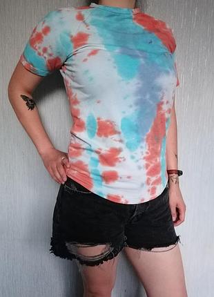 Яскрава тайдай футболка