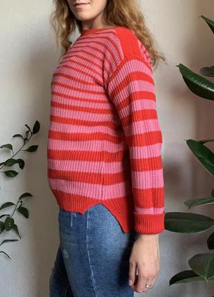 Яскравий теплий светр в полоску