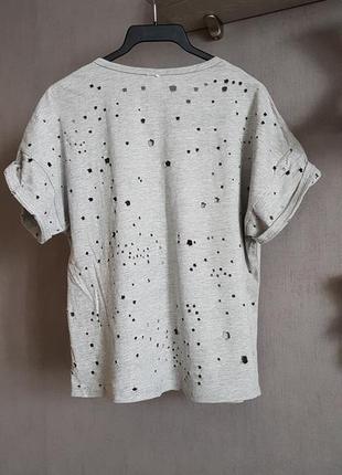Модная рваная футболка оверсайз с шипами (в стиле alexander mcqueen)2 фото