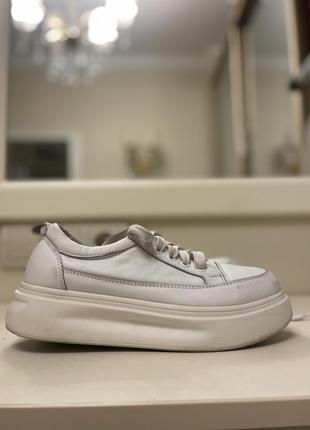 Білі кросівки натуральна шкіра1 фото