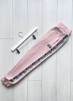 Спортивные штаны adidas женские джоггеры с лампасами