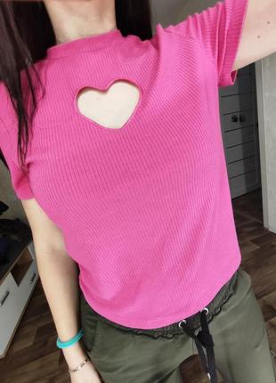 Розовая футболка в рубчик с вырезом сердце