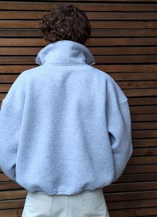 Утепленный мягкий свитшот свободного кроя с воротником на молнии серого цвета.2 фото