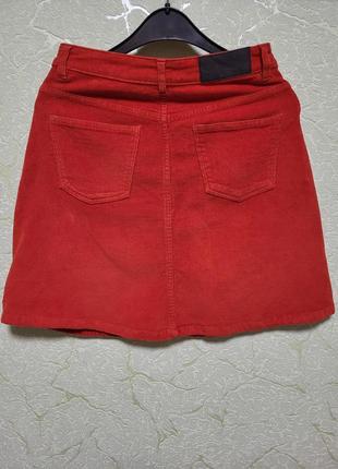 Красная юбка на заклепках из микровельвета7 фото
