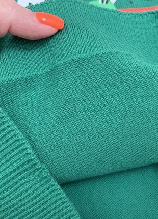 Стильный зеленый свитерик с новогодним принтом6 фото
