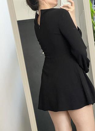 Черное платье мини с рукавом