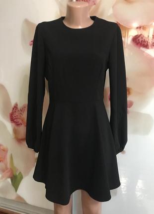 Черное платье мини с рукавом