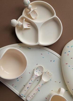 Набор силиконовой детской посуды для прикорма 7в1 ( секционная тарелка,слюнявчик, коврик, поильник)2 фото