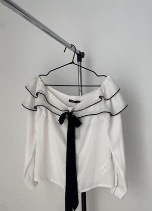 Красива блуза на плечі boohoo