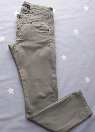 Стильні та класні сірі штани від terranova