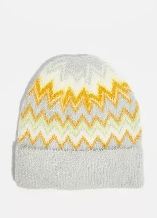 Маломерная пушистая шапка urban outfitters