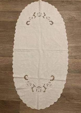 Салфетка белая овальная с вышивкой ришелье1 фото