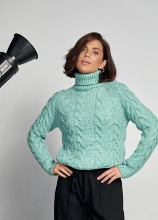 Жіночий светр із крупної в'язки в косичку