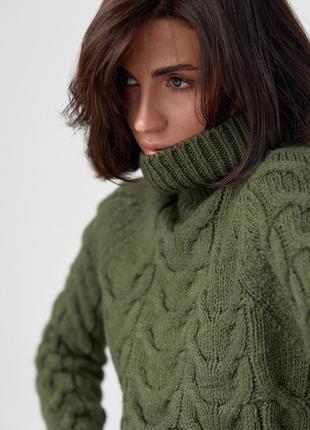 Женский свитер из крупной вязки в косичке5 фото